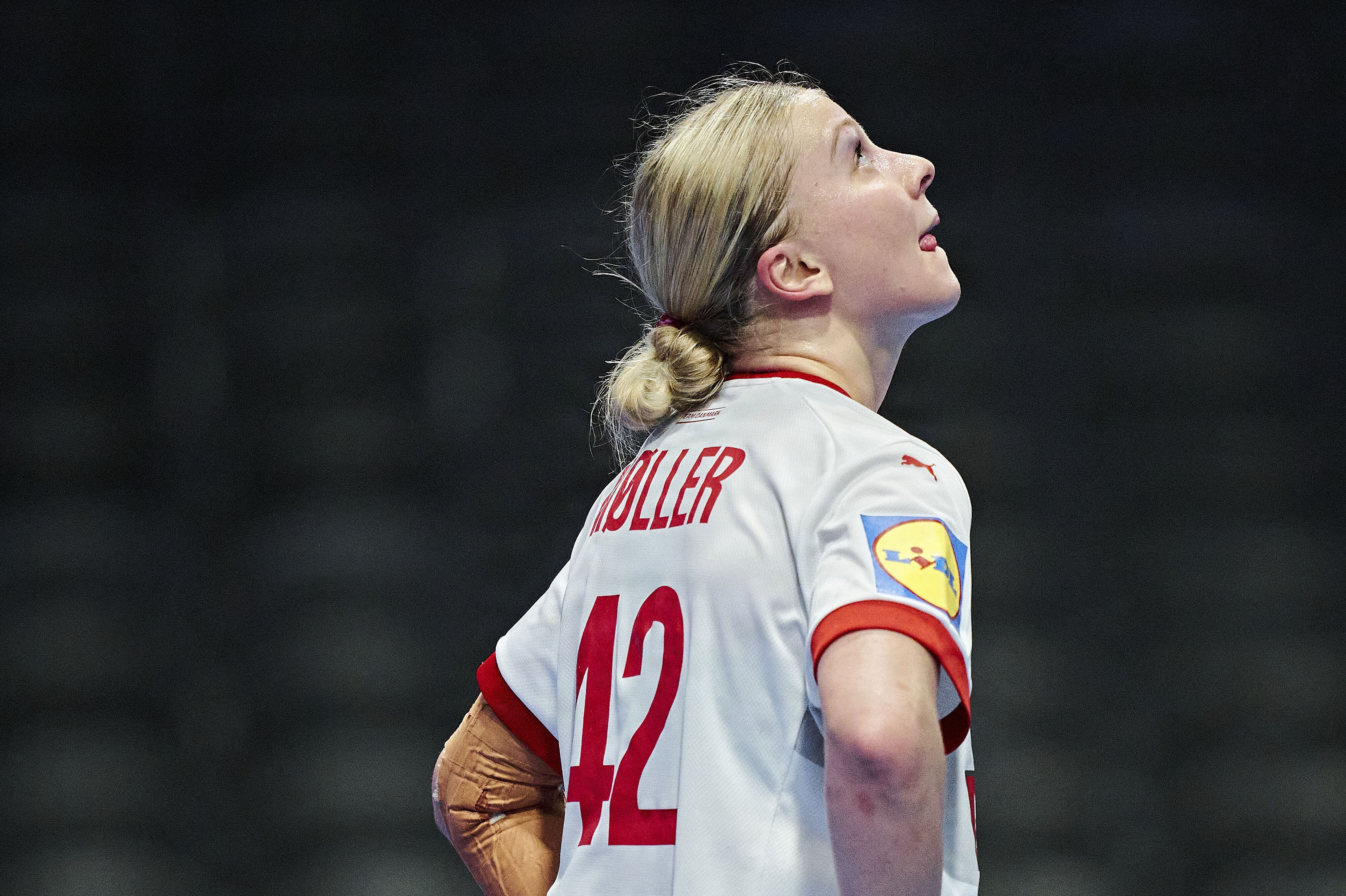 Michala Møller, som her ses under sidste års VM i håndbold, skiftede i sommer Team Esbjerg ud med ungarske FTC. Her har hun Jesper Jensen som træner, men kun frem til sommer.