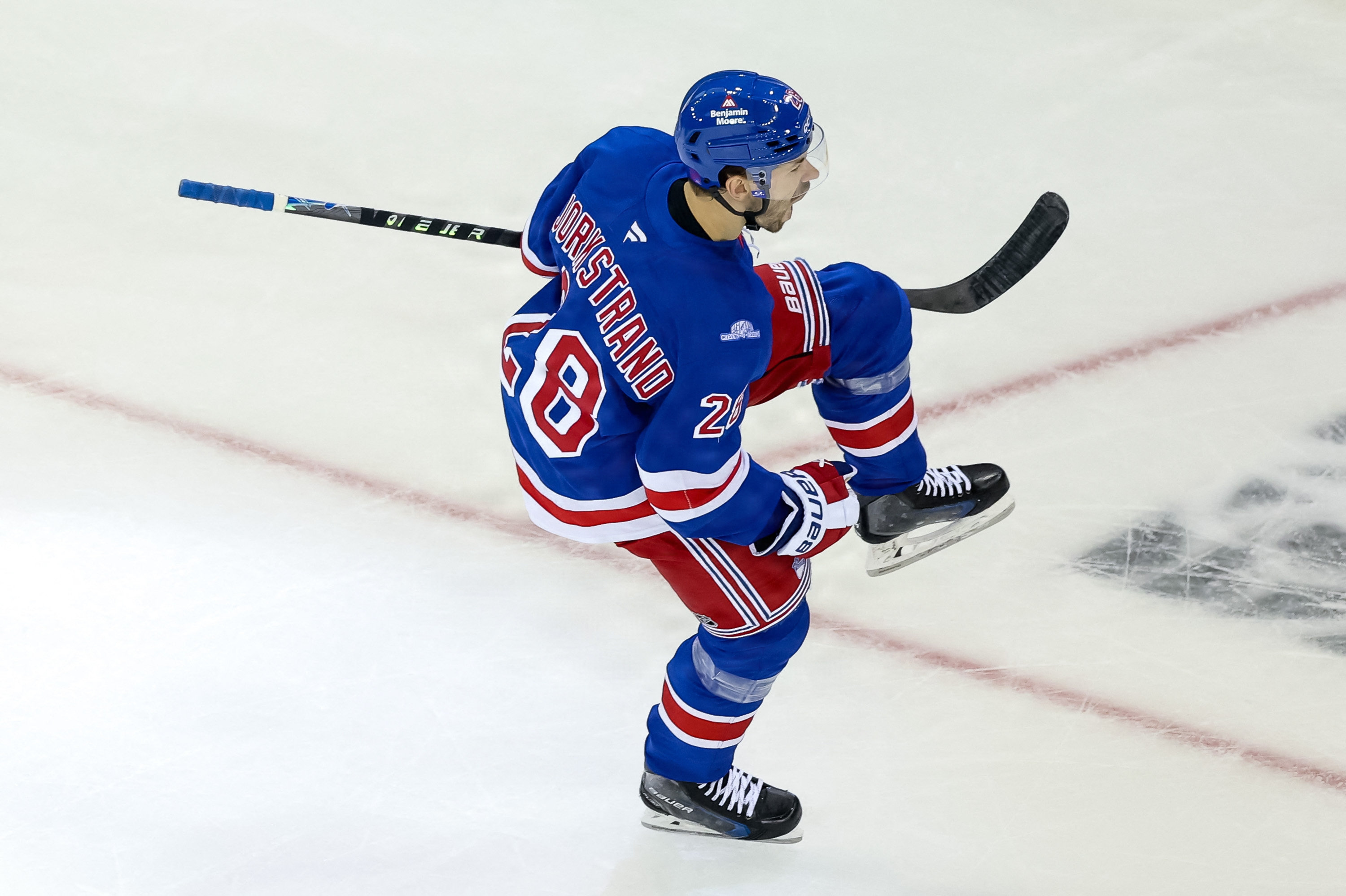 Danske Oliver Bjorkstrand jubler, efter at han har scoret et mål i anden periode mod Anaheim Ducks på Madison Square Garden. Danskeren skiftede i år fra Tampa Bay Lightning til New York Rangers.