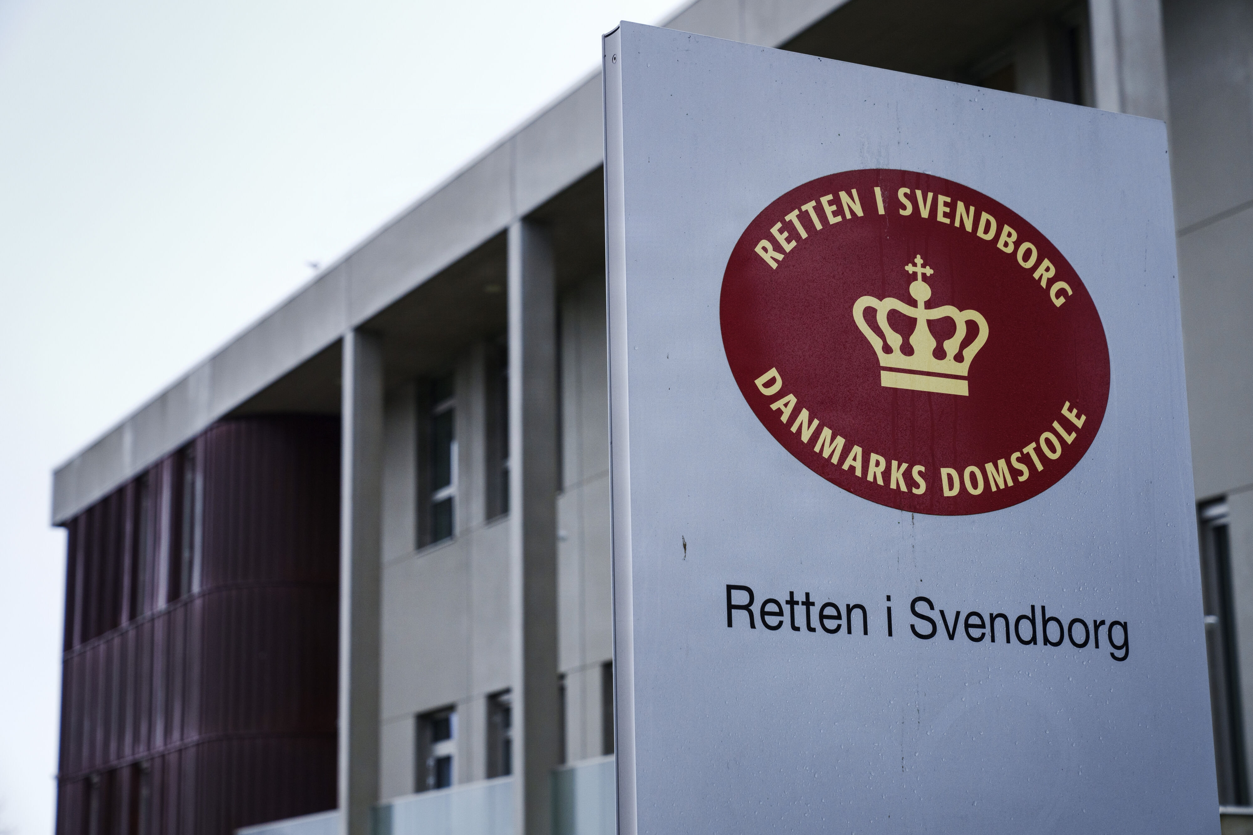 Retten i Svendborg indleder tirsdag en omfattende sag mod en 25-årig mand, der anklages for grooming, afpresning og krænkelser af op mod 68 børn. (Arkivfoto).