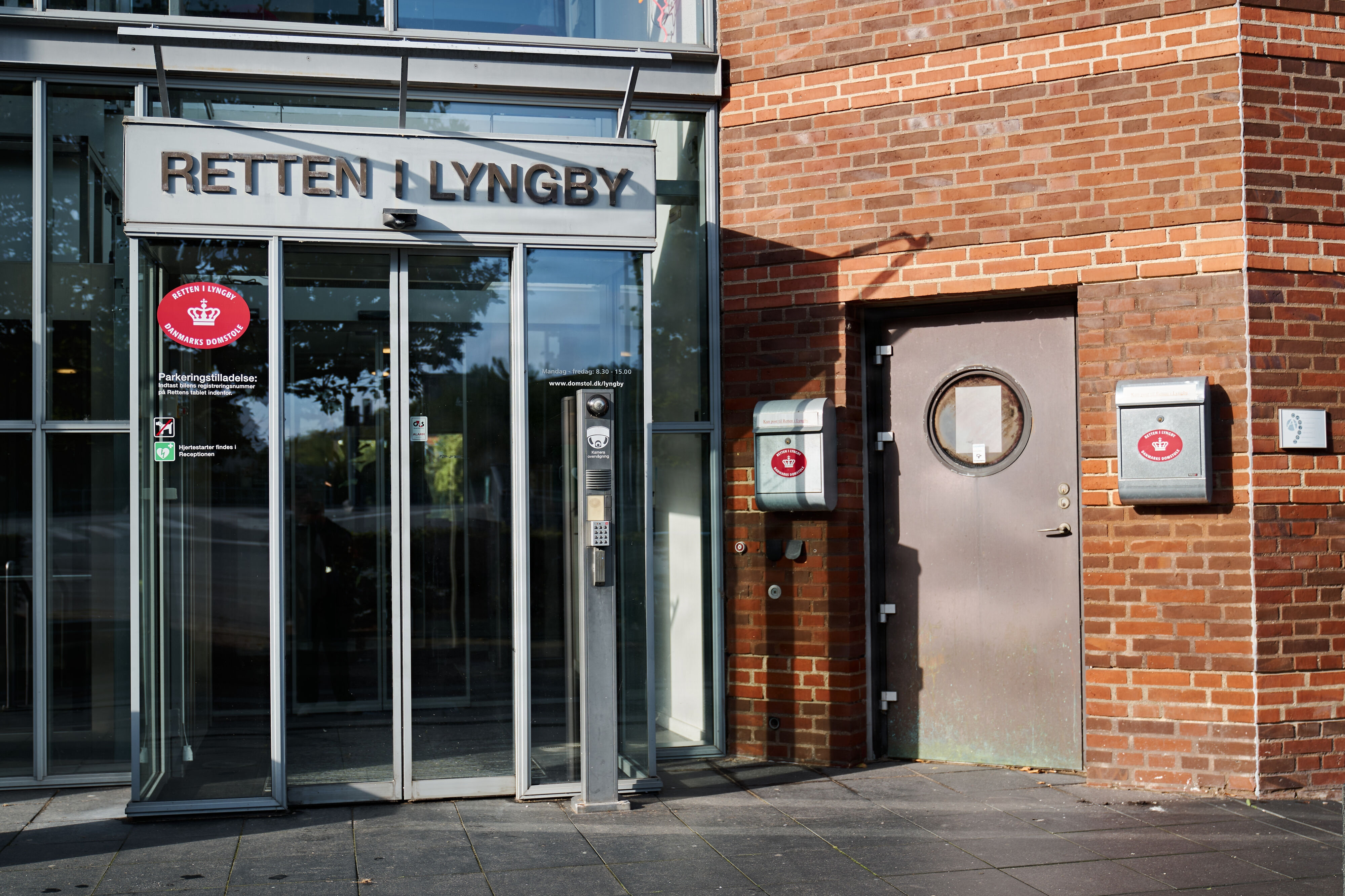 Eksadvokat Nicolai Dyhr sætter sig tirsdag i vidneskranken i Retten i Lyngby. Han nægter sig skyldig i anklagerne mod ham om stillingsmisbrug og grov pligtforsømmelse. (Arkivfoto).